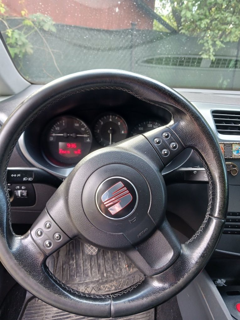 Seat Leon 2. Silniku 1.9 tdi opłaty na rok