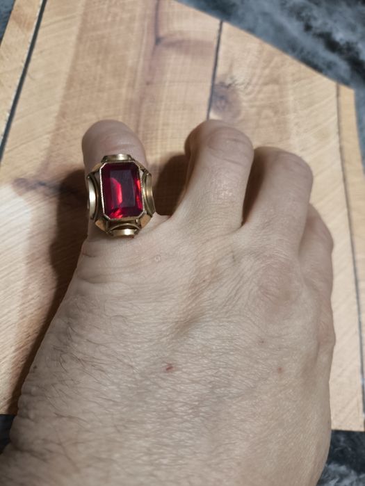 Duży stary pierścień PRL . Miedziak ,tombak z czerwonym oczkiem. Vinta