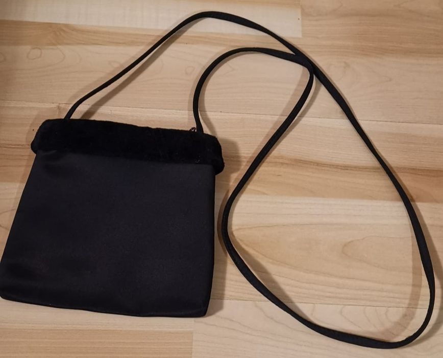 Nowa atłasowa czarna torebka z futerkiem, Avon