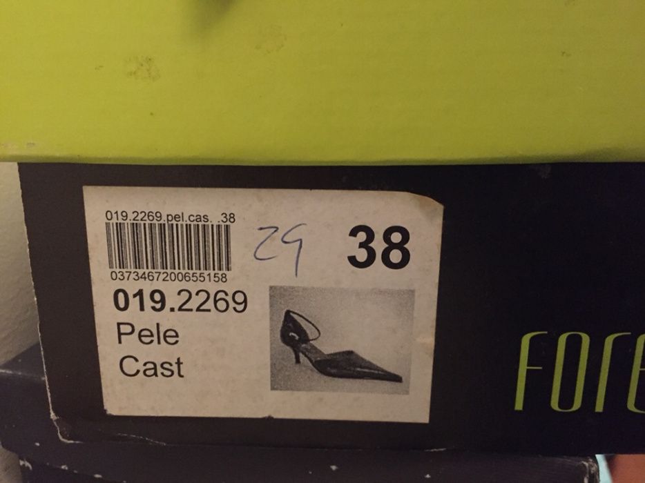 Sapatos da Foreva castanhos em pele