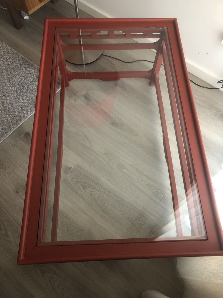 Mesa de centro vermelho escuro