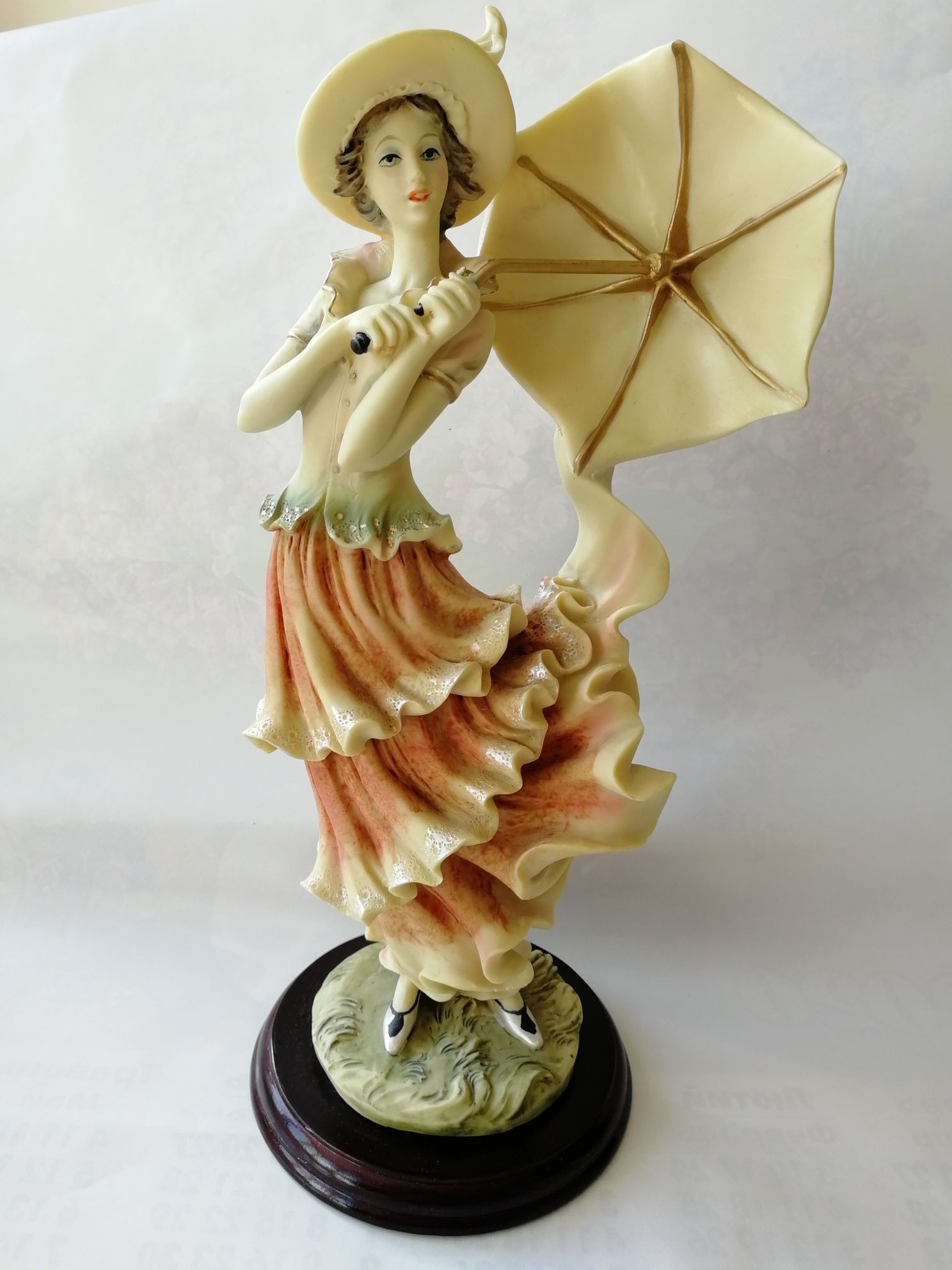 Фігура декоративна Дама з парасолькою.