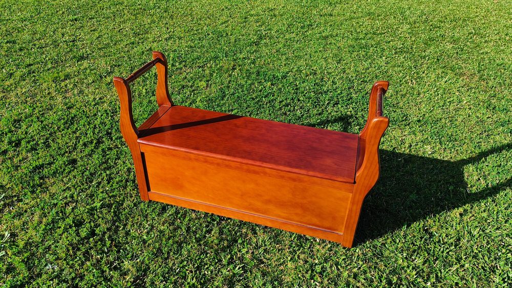 Banco arca e pequena mesa