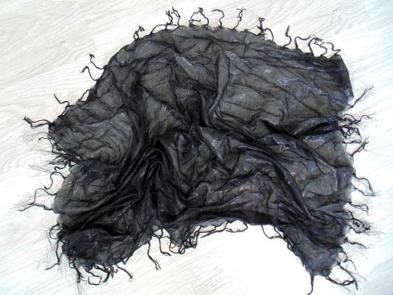 Chusta / apaszka czarna z błyszczącą srebrną nitką z frędzlami