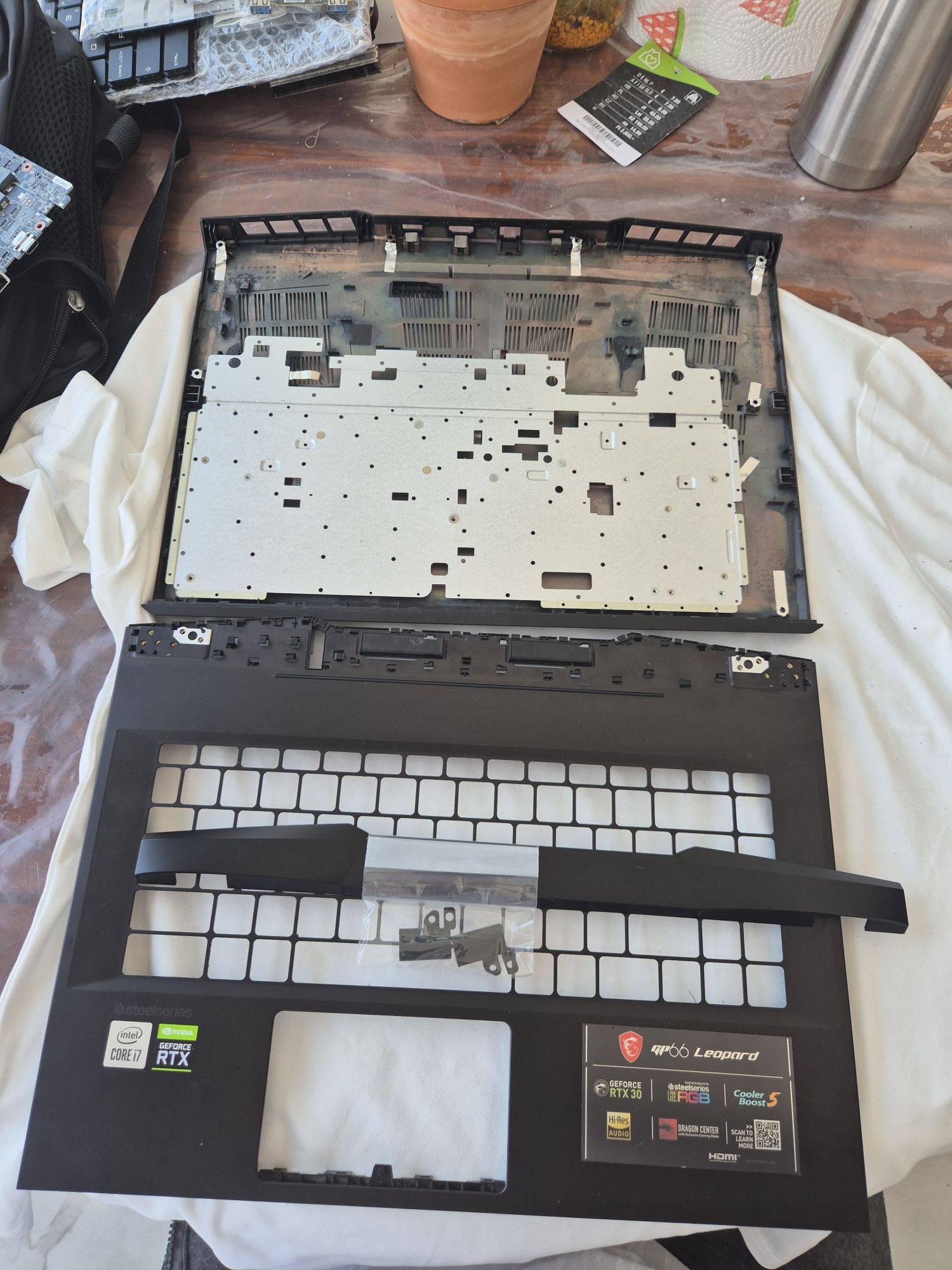 Cobertura inferior (base) do laptop MSI GP66 Leopard 10UH-483