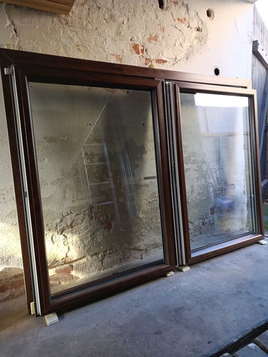 Okno dwuskrzydłowe 136x188 z demontażu w kolorze ciemny orzech.