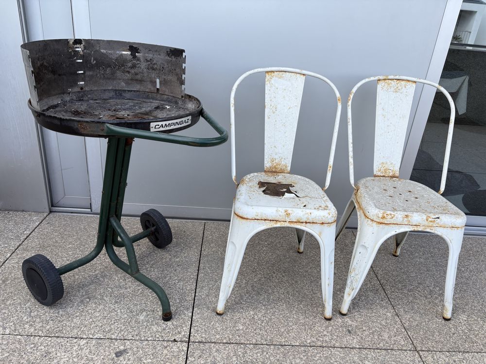 Duas cadeiras Tolix em ferro e barbecue campingaz para restaurar