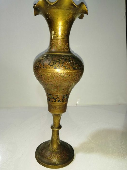 Jarrão em metal com pinturas gravadas