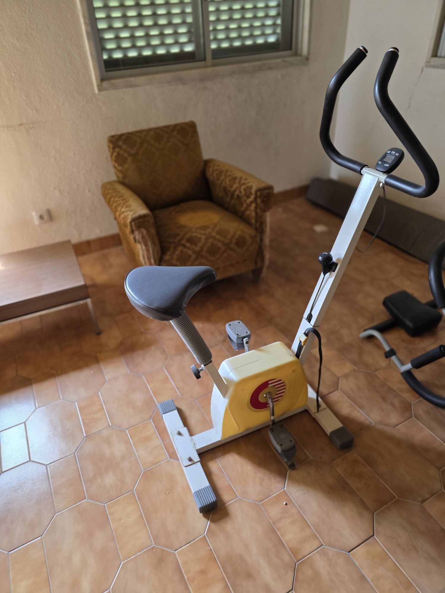 Bicicleta estática com regulacao de tensão