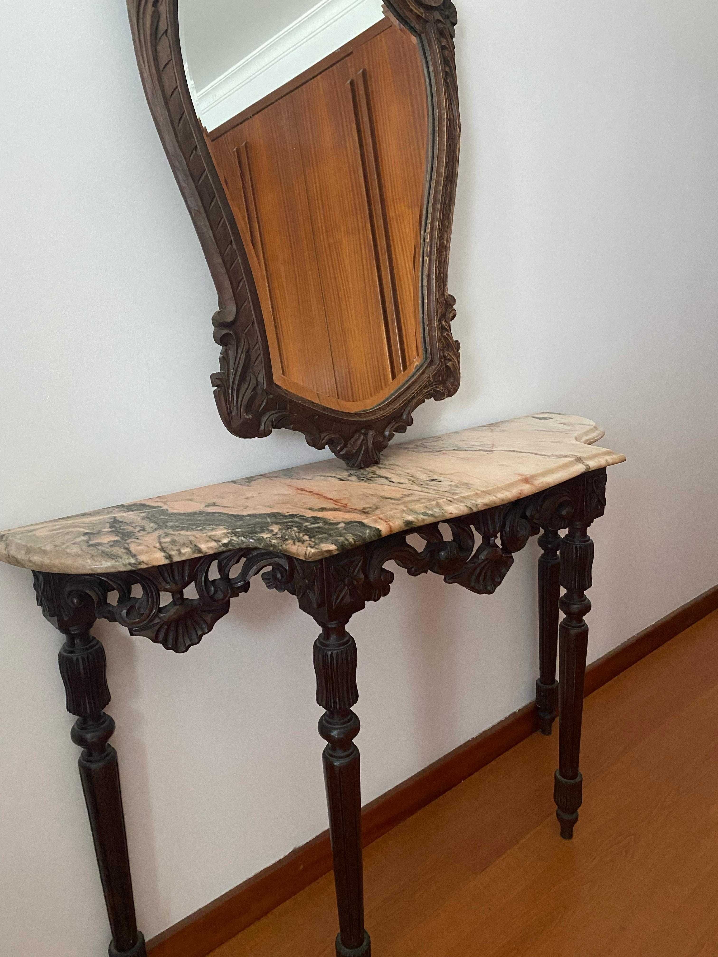 Cardência em madeira com tampo mármore rosa e espelho.