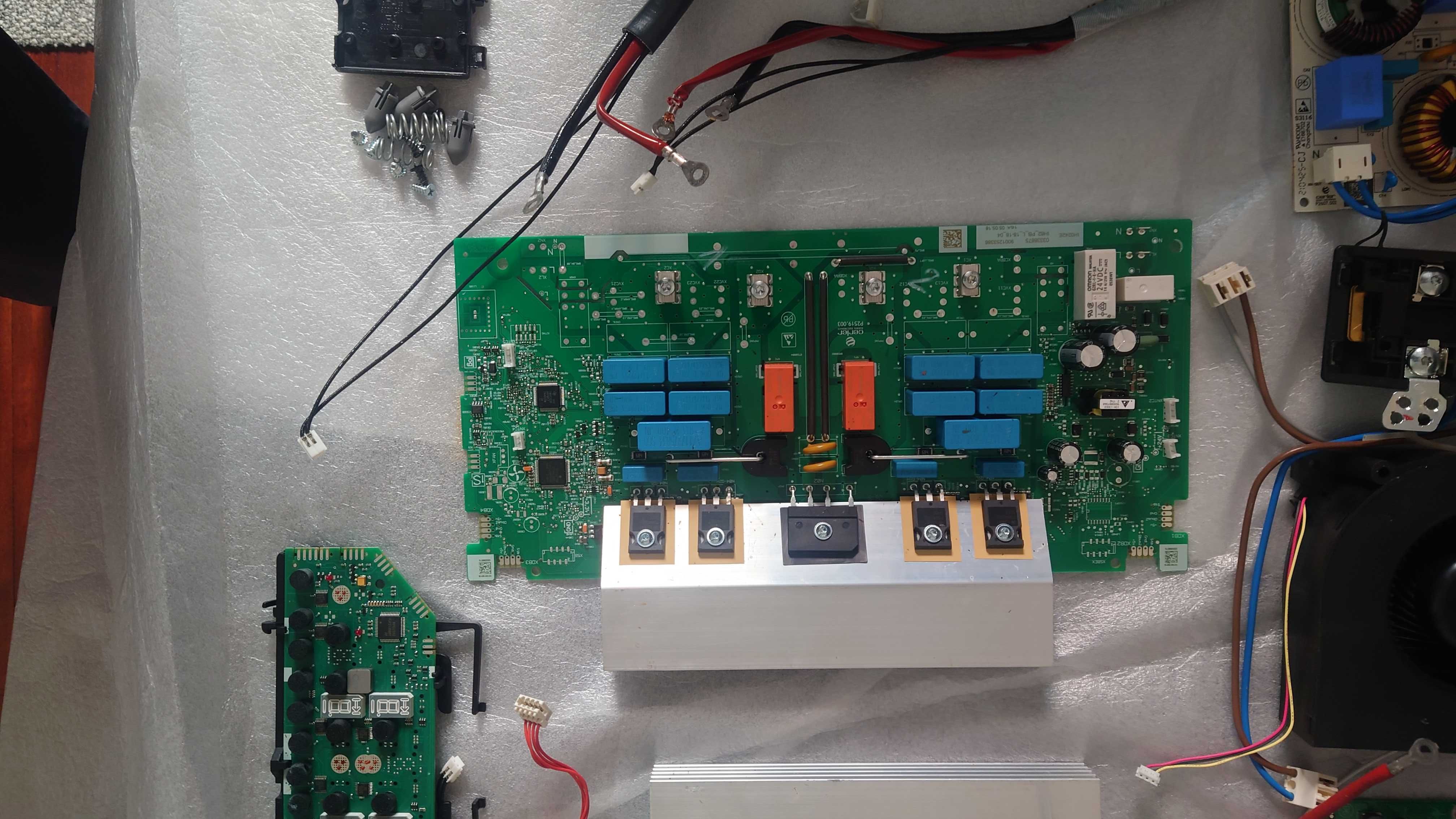 Bosch pie631FB1E elektronika - całe wnętrze