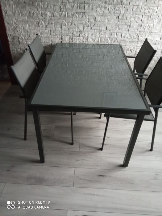 Zestaw stół i 4 krzesla stan bardzo dobry