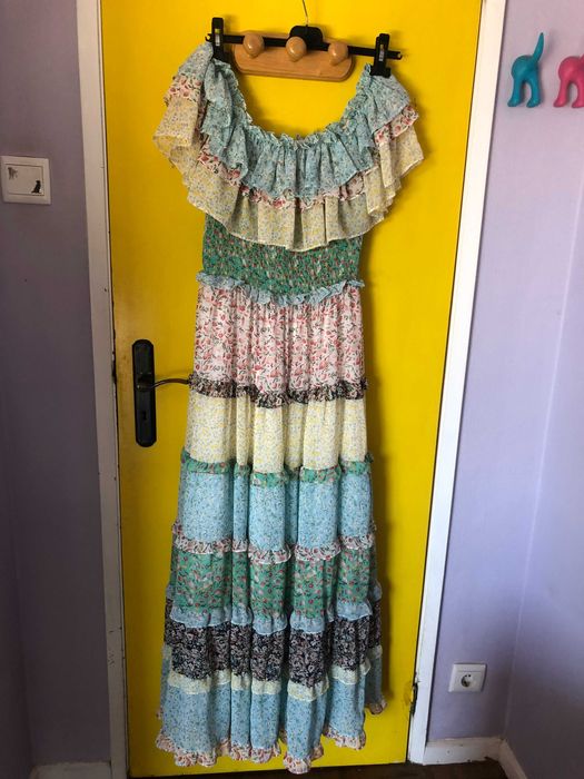 Vestido florido com folhos