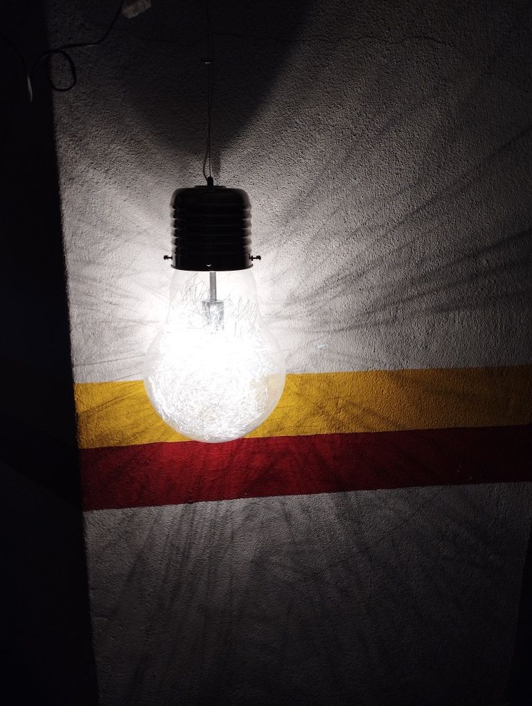 Candeeiro de tecto em forma de lâmpada
