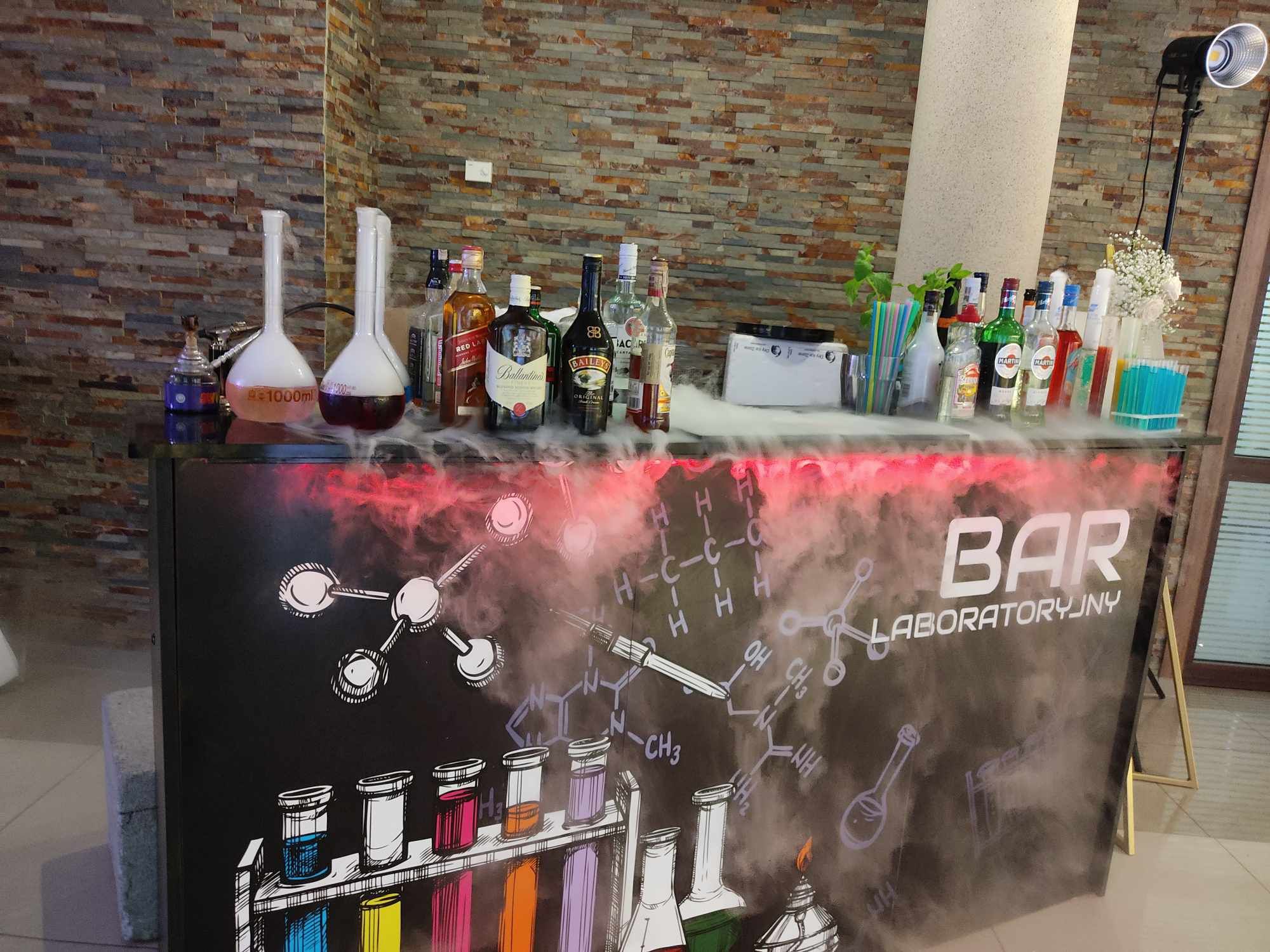 Ciężki dym, fontanny i wiatraki iskier, miny dymne, drink bar