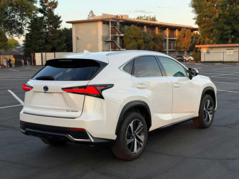 Lexus NX Hybrid 300h      2018