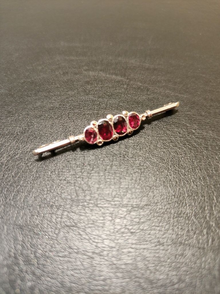 Alfinete de Senhora Prata e Granadas