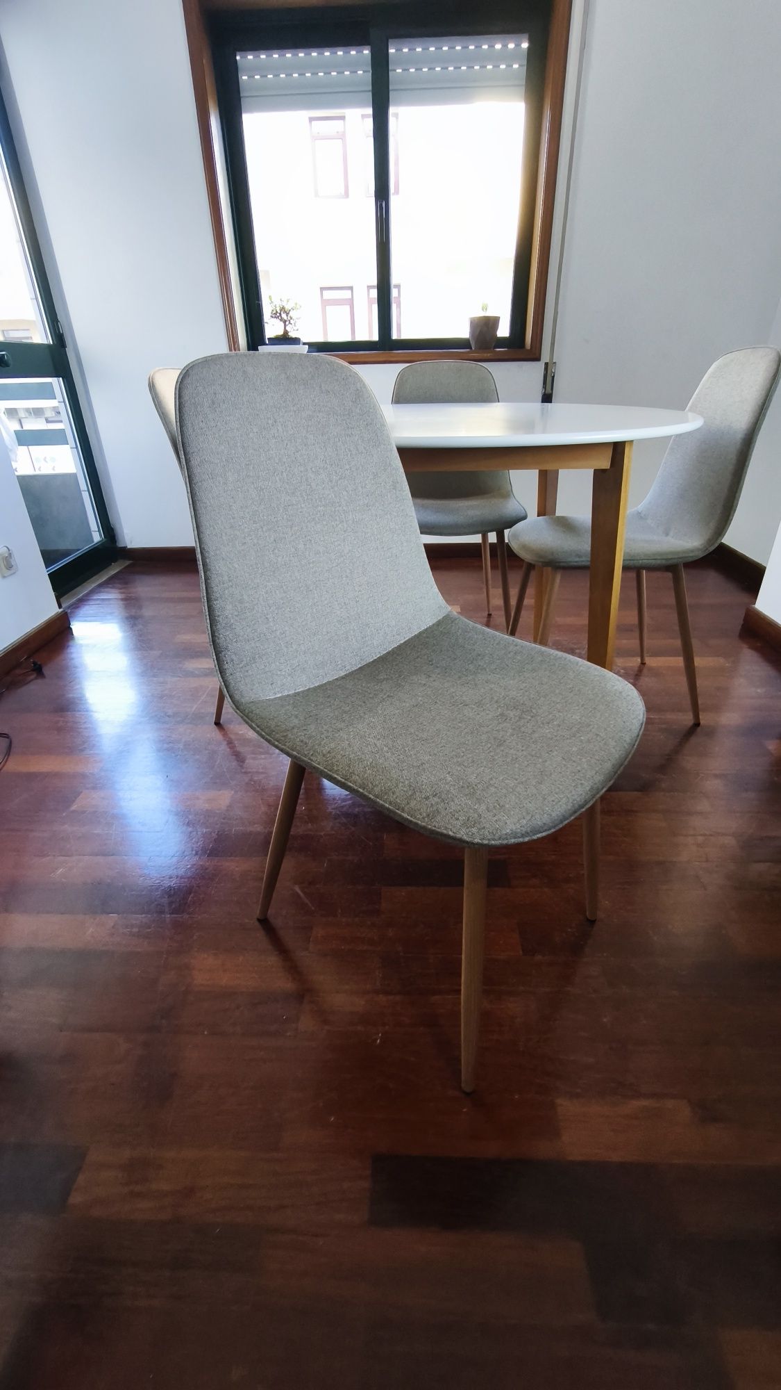 Mesa jantar redonda com cadeiras