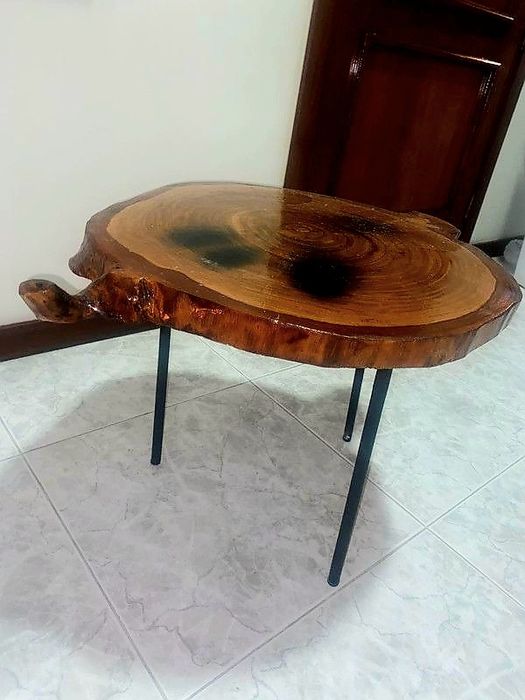 Mesa de centro em madeira tratada