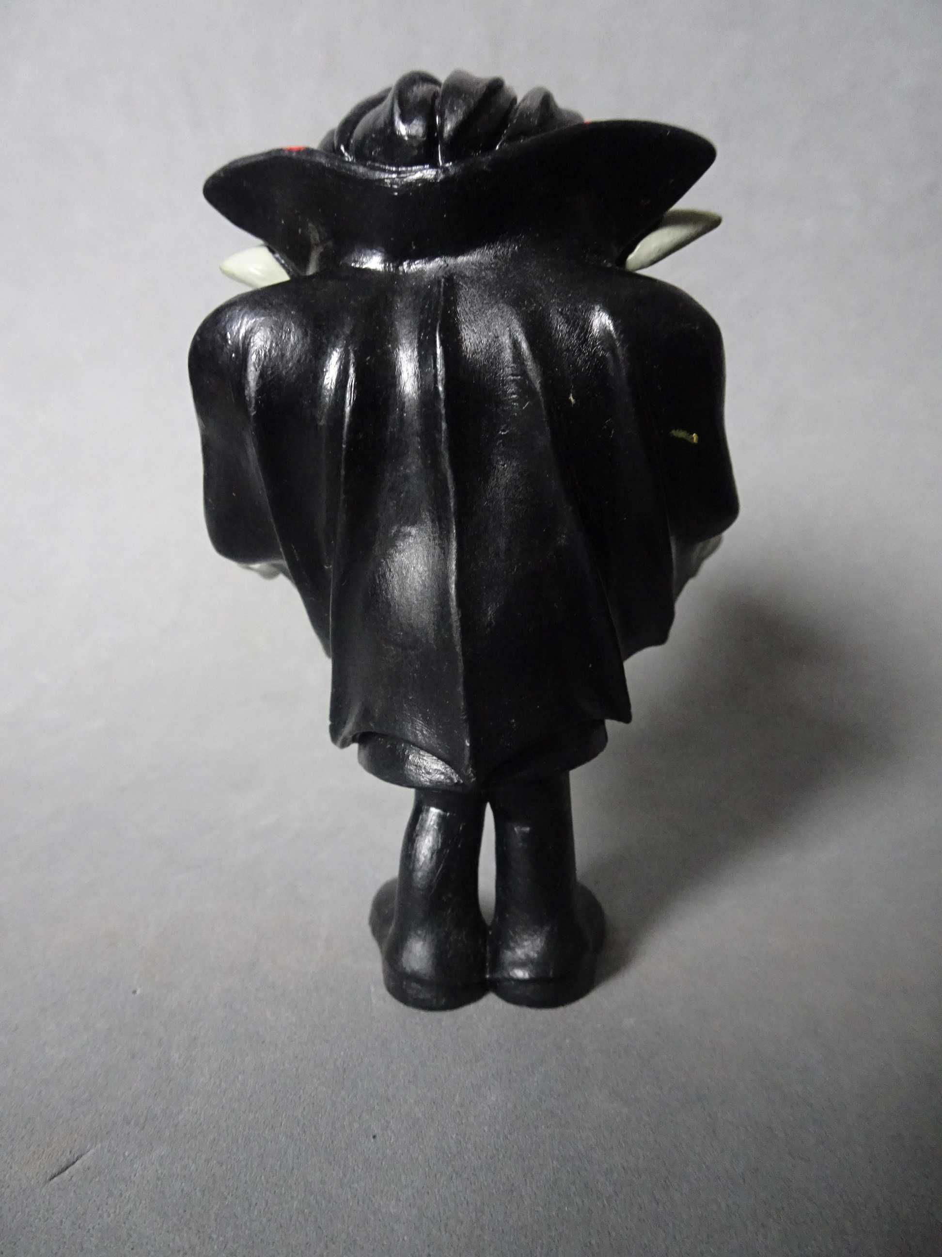 PVC Maia Borges - coleção Monstros - Drácula