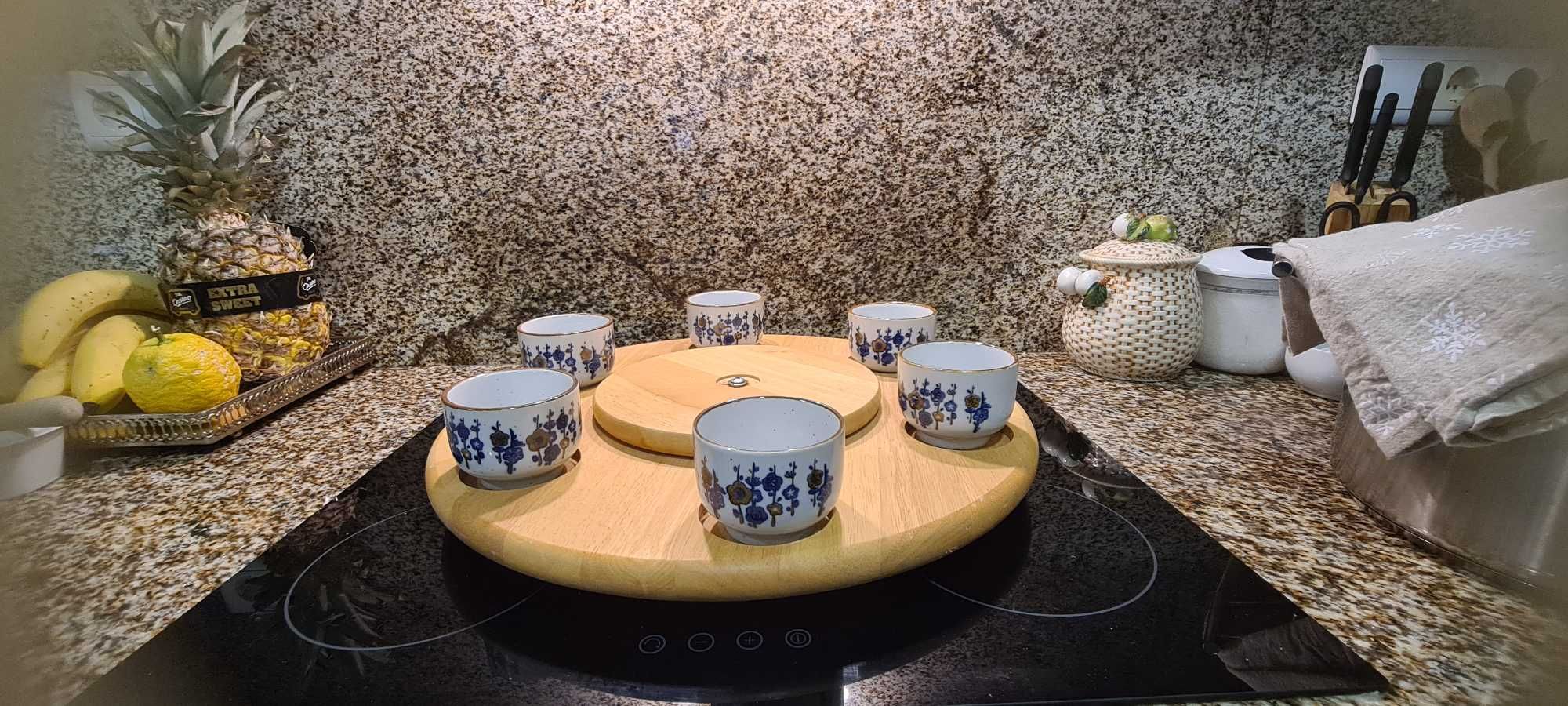 Mesa giratória de madeira