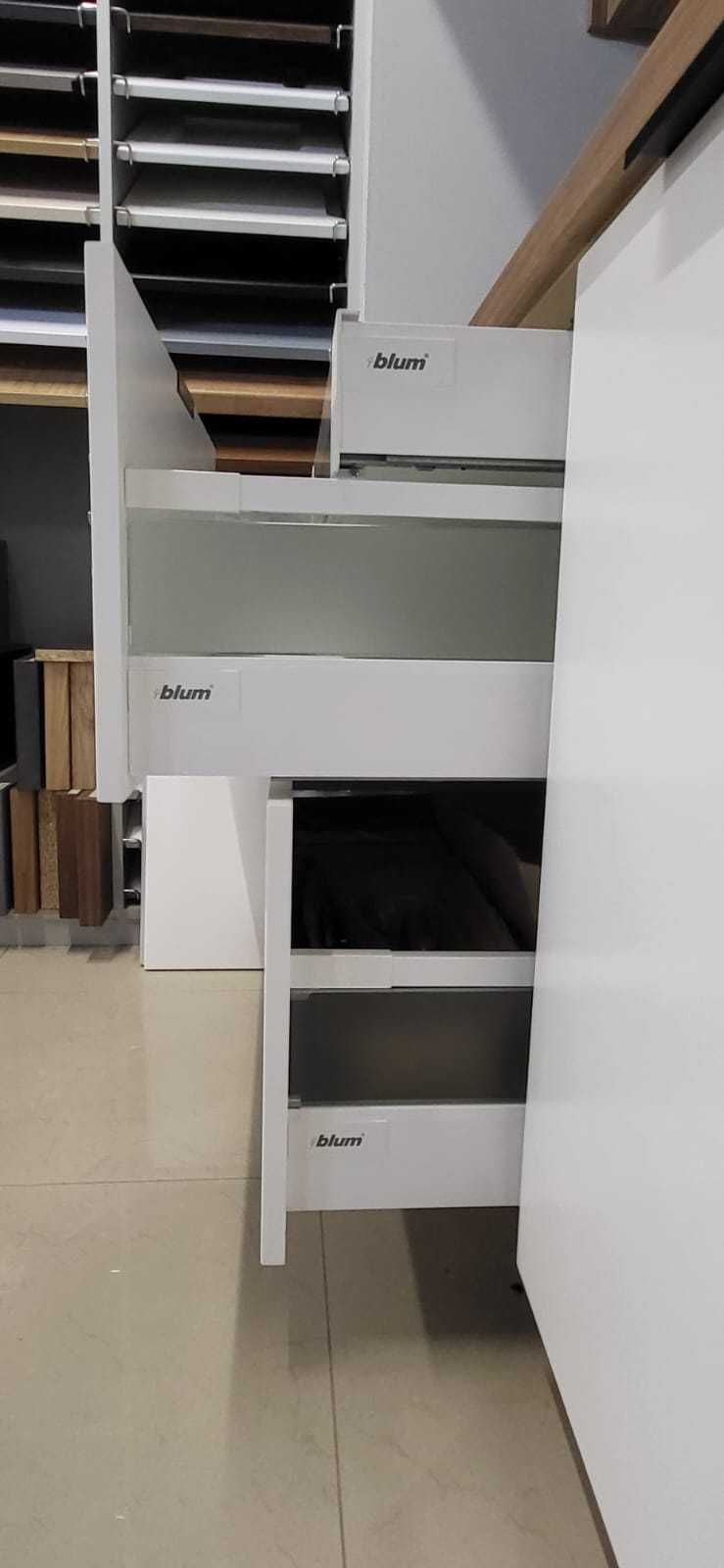 Meble kuchenne z ekspozycji lakier biały mat/ laminowane orzech