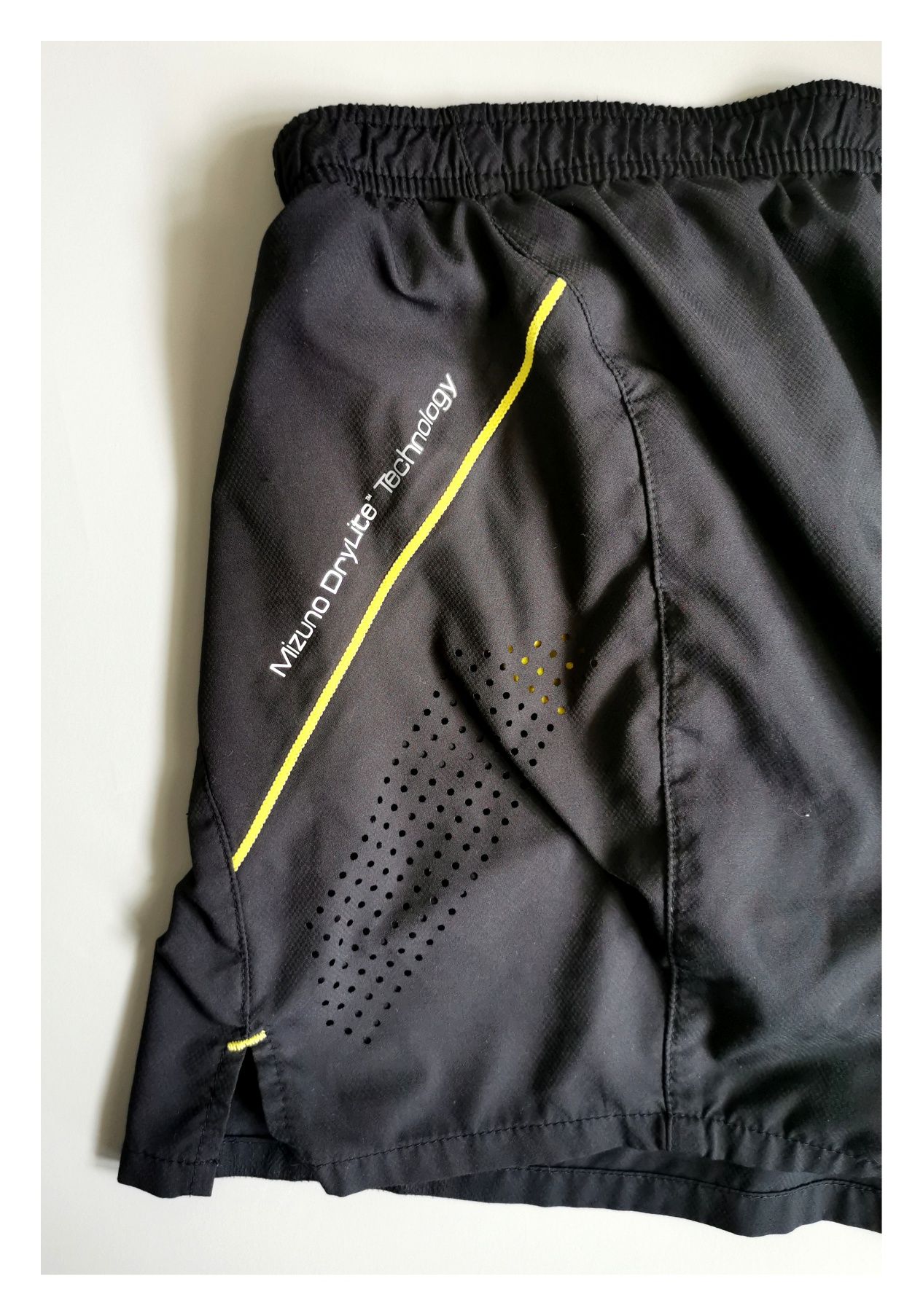 Męskie spodenki Mizuno DryLite (M/38) #czarne #żółte #szorty #biegowe