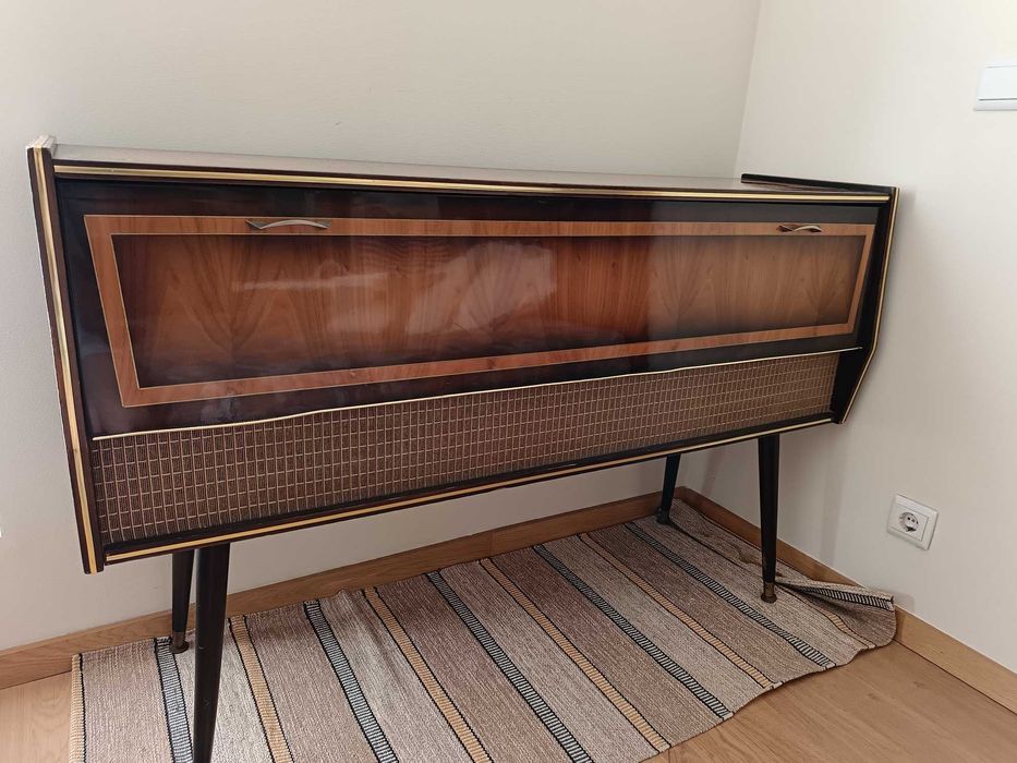 movel vintage radio e gira discos