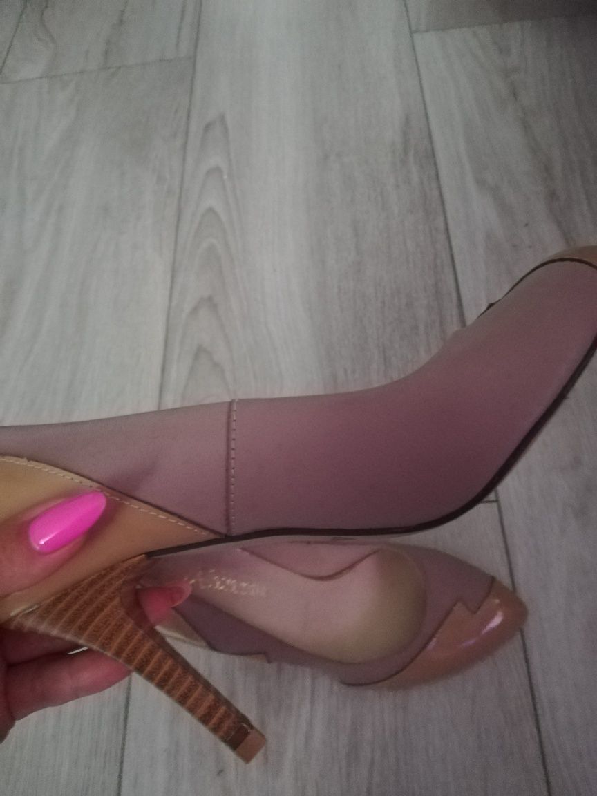 Buty na obcasie.