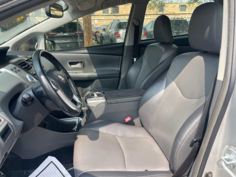 Toyota Prius v Five      2014