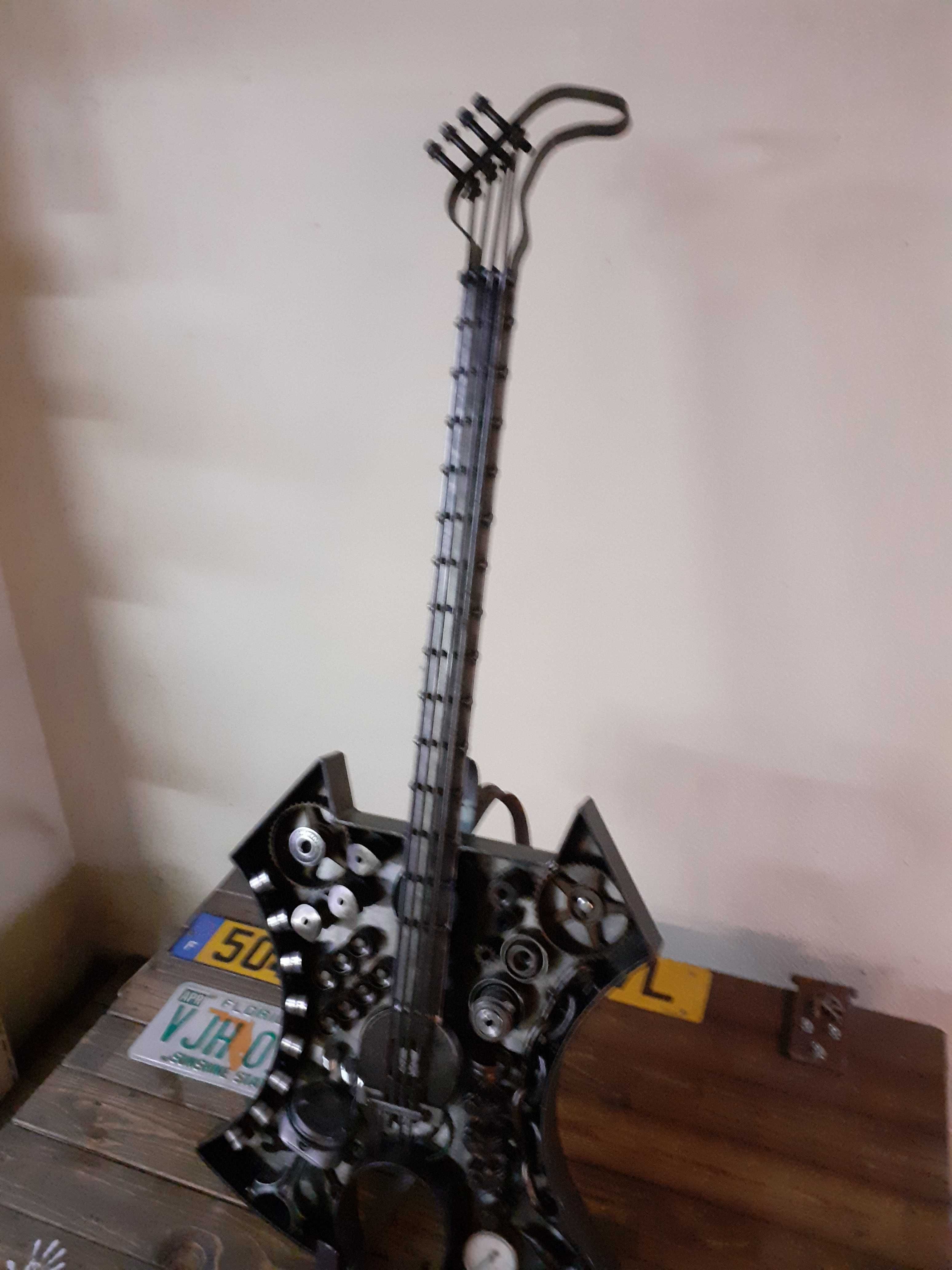 Guitarra feita em ferro