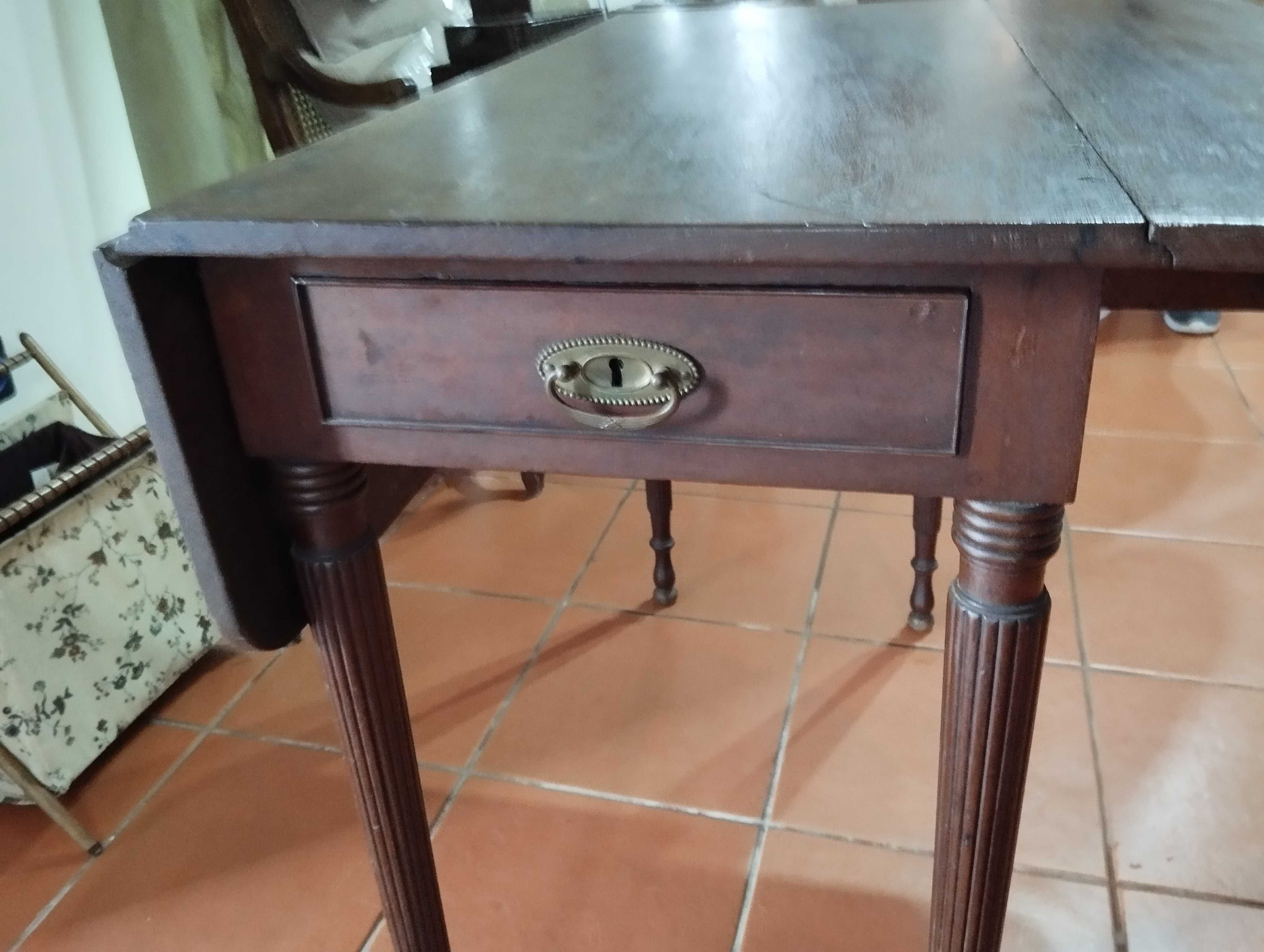 Mesa antiga com tampo retangular e duas abas