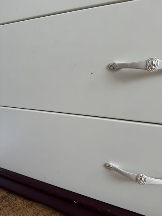 Комод тумба из натурального дерева цвет слоновой кости , четыре ящика