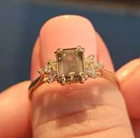 Przepiękny, złoty pierścionek z dużym brylantem