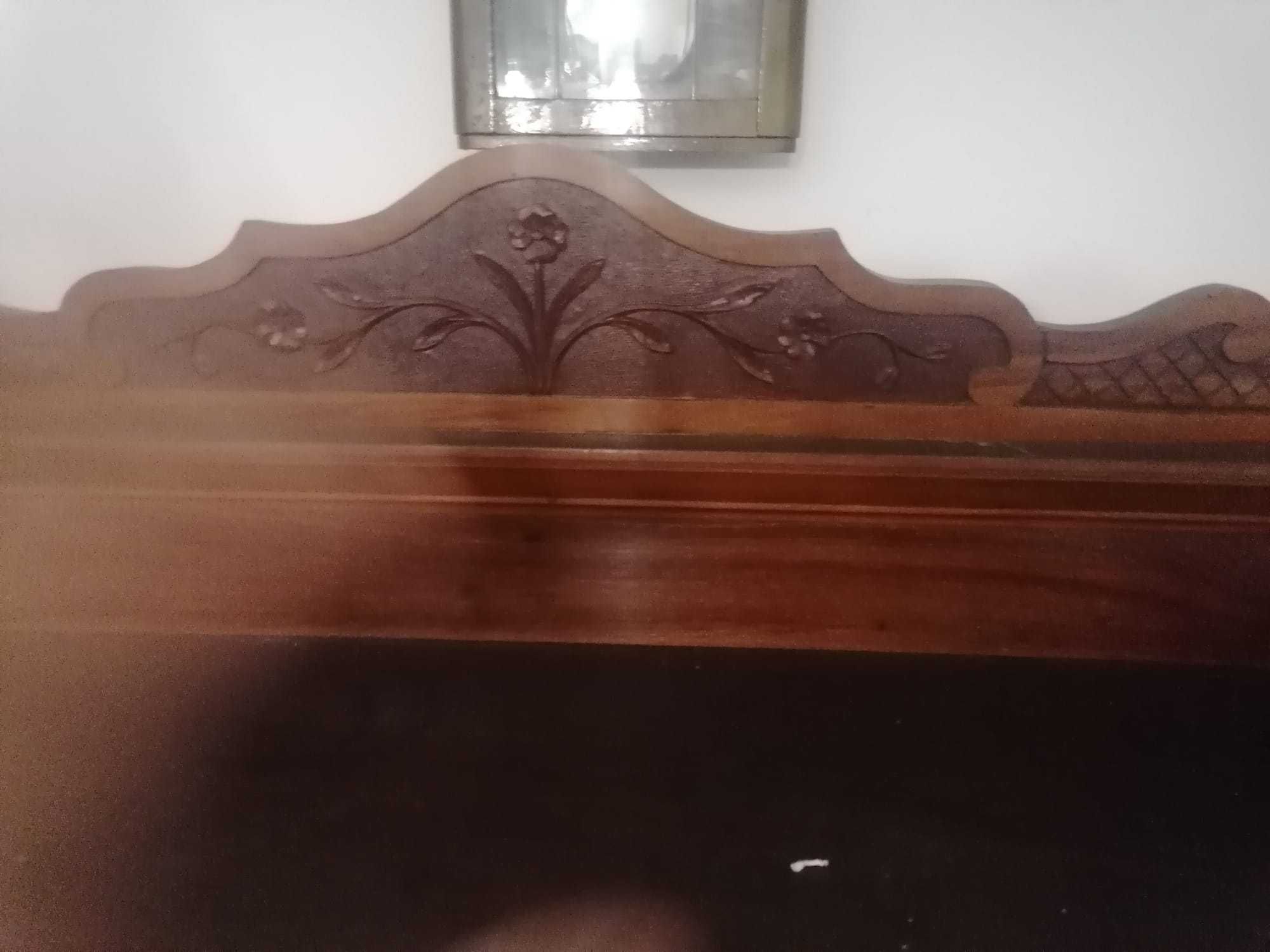 Móvel cristaleira antigo