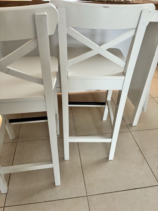 Dwa hokery , krzesła barowe .