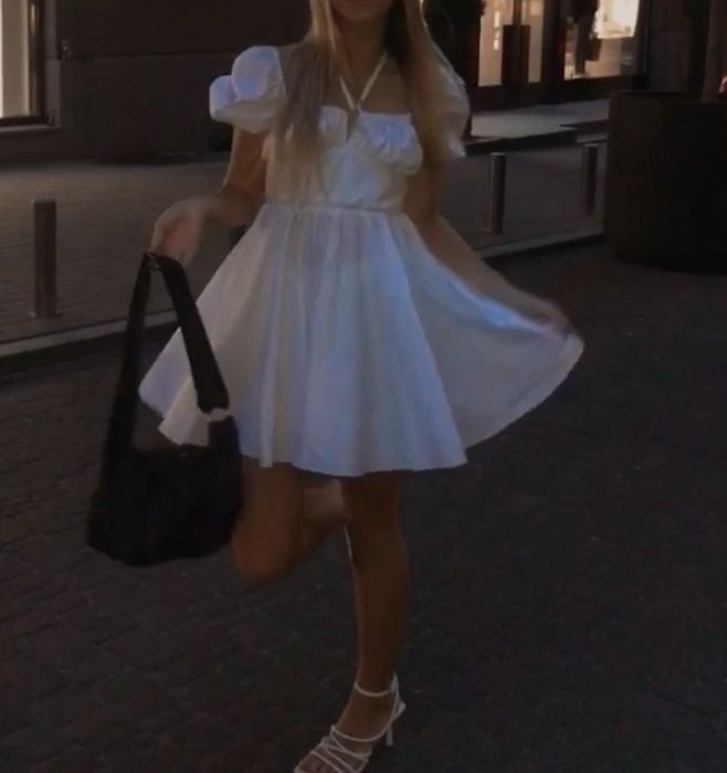 Біла літня сукня з відкритими плечима