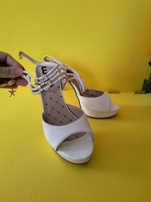 Босоніжки на шпильці