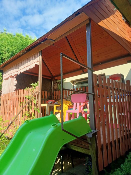 Domek dla dzieci zjeżdżalnia tyrolka