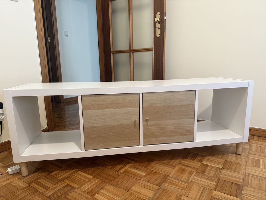Estante Kallax com portas e pés