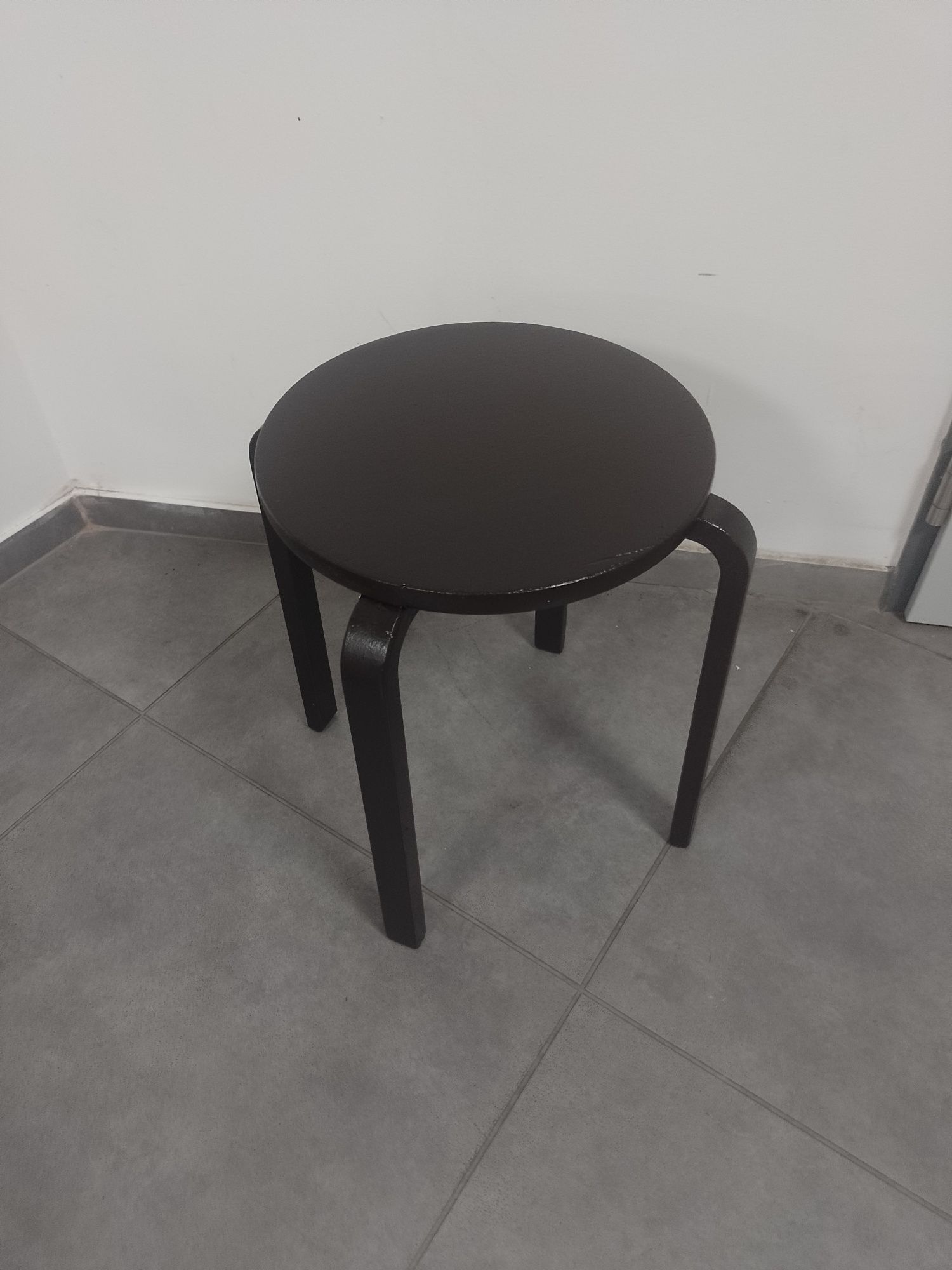 Sprzedam mały drewniany stolik wysokość 45 cm.