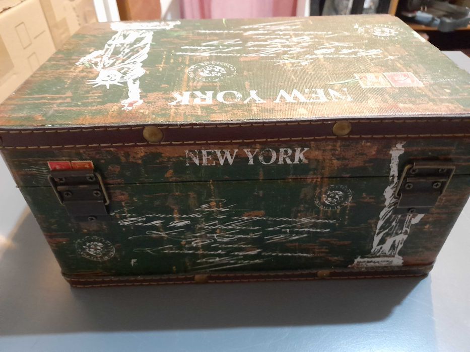 Baú ou caixa madeira e tela envelhecida Nova York retro. Usada c/ nova