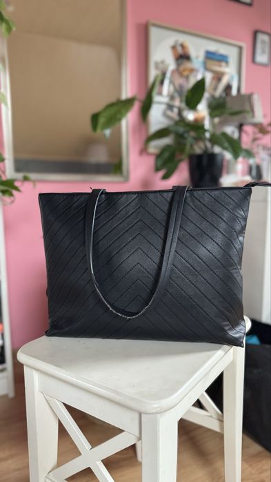 Czarna torba shopper zapinana na zamek Anna Field