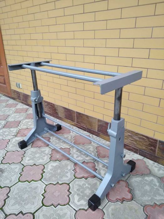 Міцний металевий (регулюємий) стіл для господарства.