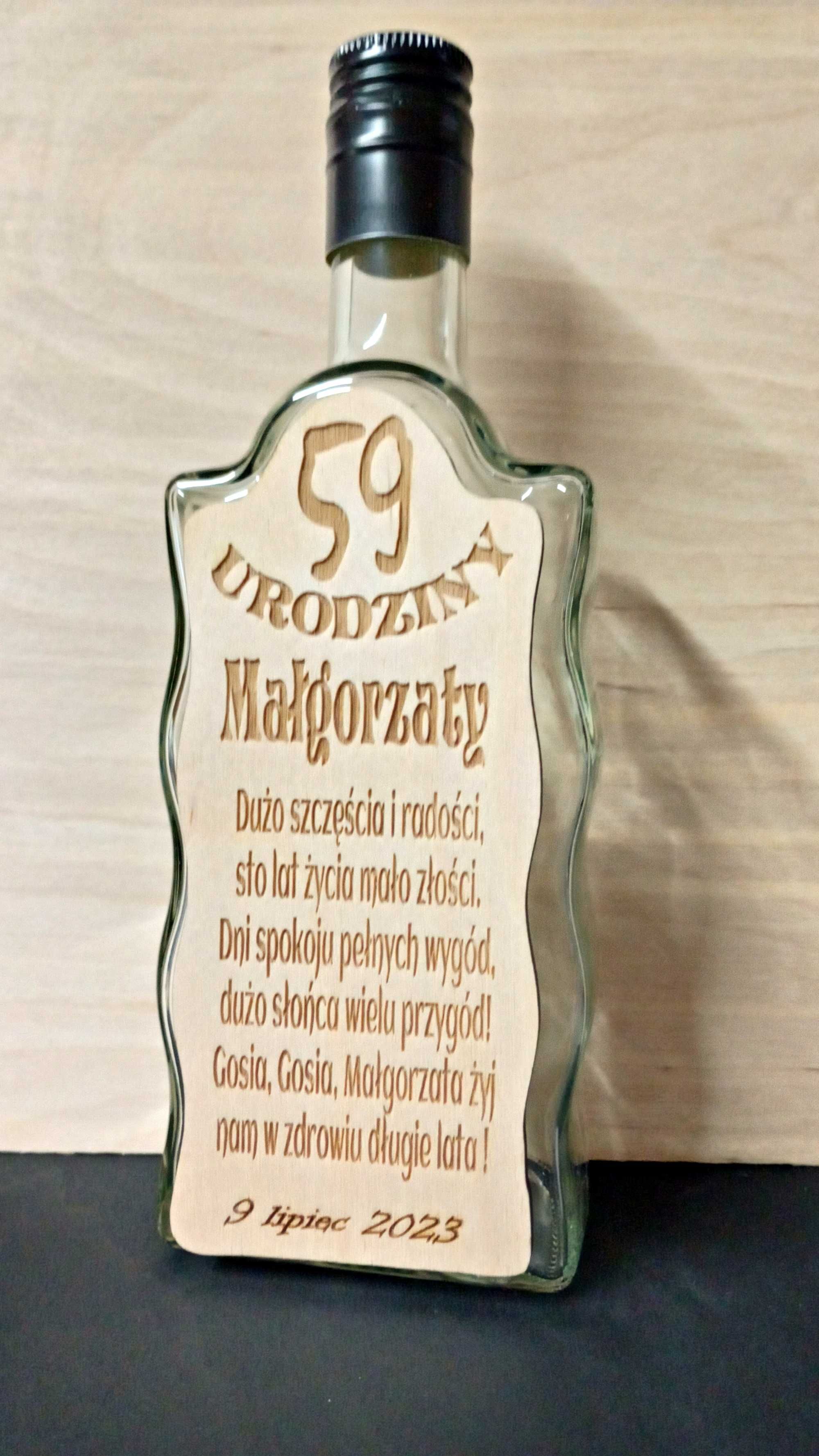 Butelka z drewnianą etykietą Urodziny Imieniny Rocznica