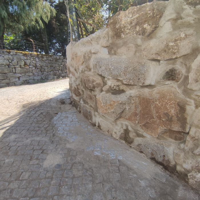 Muros em pedra lavrada.