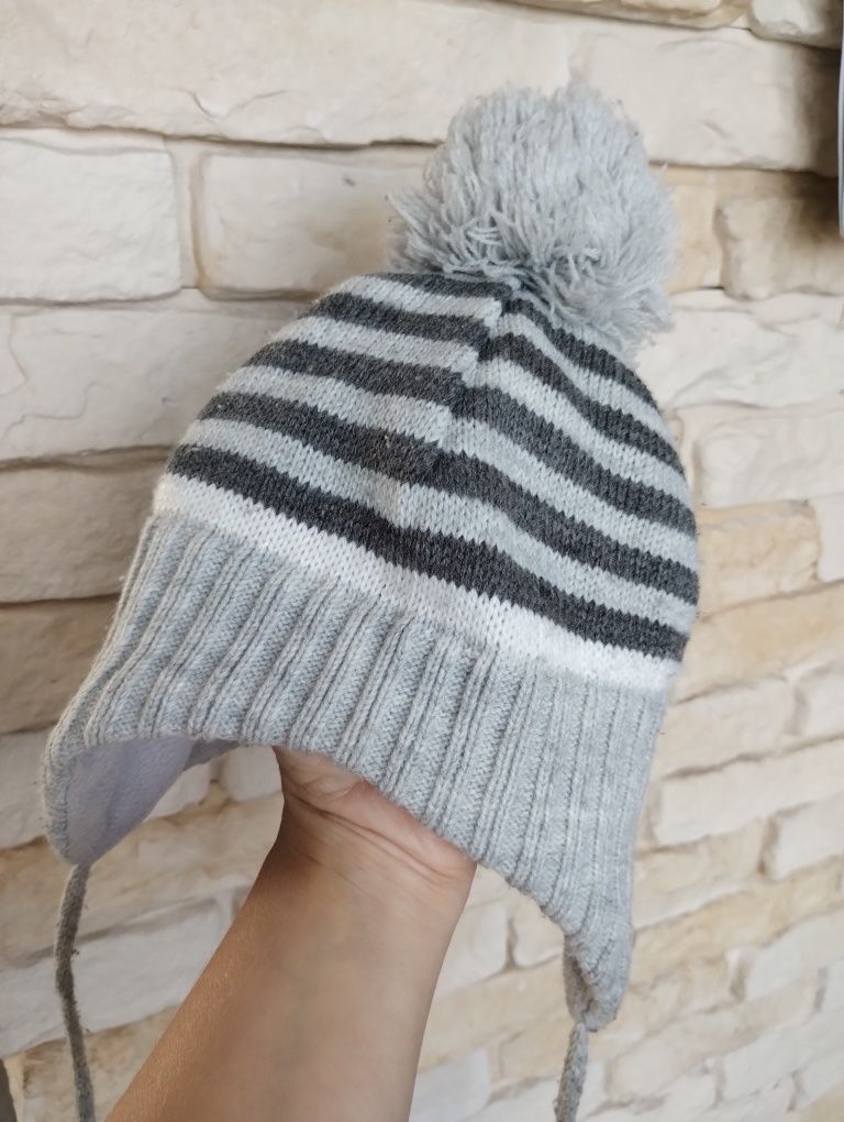 Czapka H&M ocieplana polarem zimowa ciepła zimowa wiązana z pomponem s