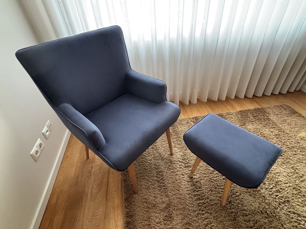 Poltrona com banqueta de pés azul