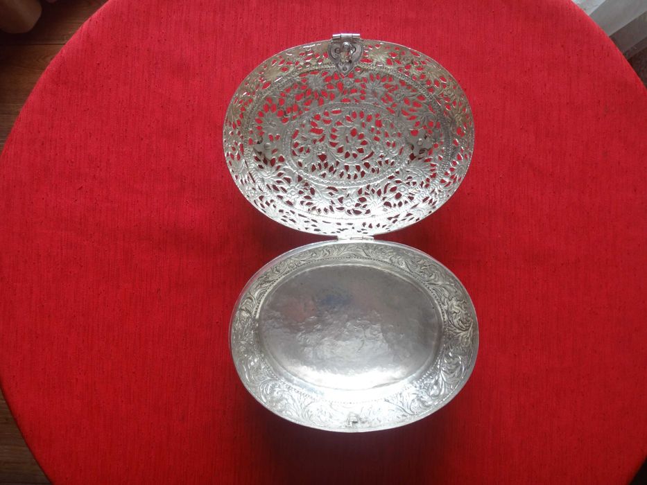 Srebrna szkatułka ażurowa