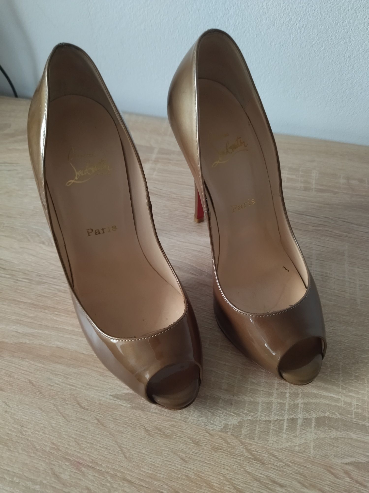 Szpilki brązowe Christiana Louboutin